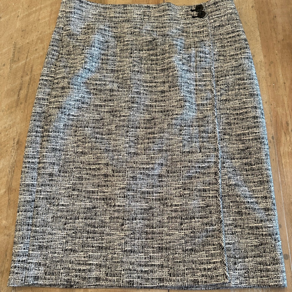 Ann Taylor White and Black Textured Skirt (Size 10)
